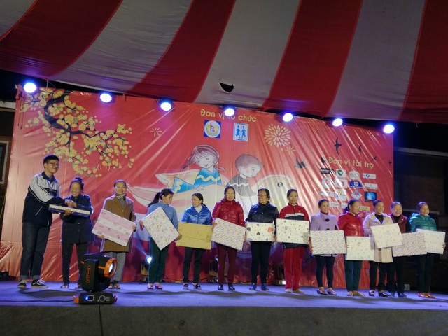 “Xuân ấm tình người - Vì tiếng cười trẻ thơ ở làng trẻ SOS” - 4 Các mẹ nuôi ở làng trẻ SOS Vinh cũng được tặng quà dịp Tết đến.
