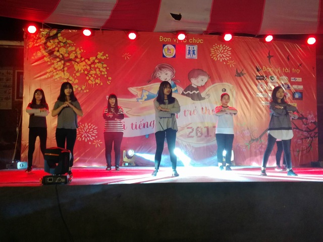 “Xuân ấm tình người - Vì tiếng cười trẻ thơ ở làng trẻ SOS” - 2 Và tiết mục văn nghệ khá công phu do các em học sinh Trường THPT Chuyên Phan Bội Châu thể hiện để lại nhiều ấn tượng.