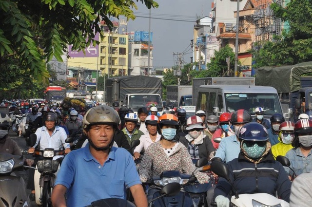 Sáng nay nhiều tuyến đường ở Sài Gòn kẹt cứng - 10 Đường Cộng Hòa (quận Tân Bình) ùn xe kéo dài sáng 6/2