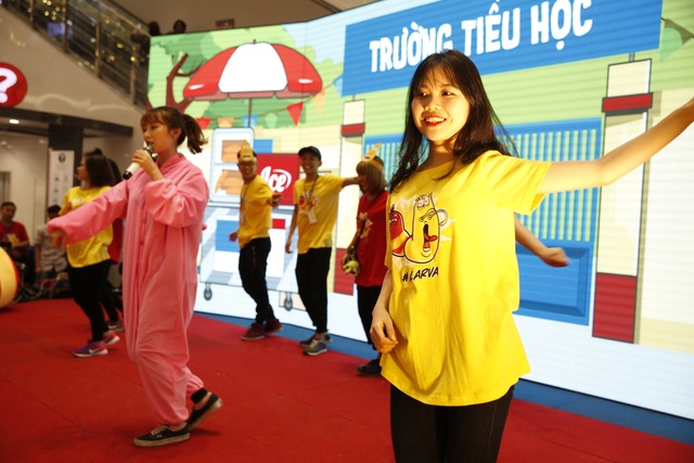 Nghệ sĩ Xuân Bắc đếm ngược Giờ Trái đất với Larva và các em nhỏ - 14 Bên lề sự kiện, còn có nhiều hoạt động tương tác lành mạnh khác như tập nhảy & hát Larva Song bảo vệ môi trường.