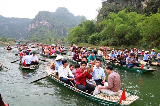 Ninh Bình: Rộn ràng lễ hội Tràng An - 8 Lễ rước kiệu, rước nước trên sông Ngô Đồng đưa du khách tham quan cảnh núi non hùng vĩ, chốn bồng lai tiên cảnh được ví như Vịnh Hạ Long trên cạn của Việt Nam.