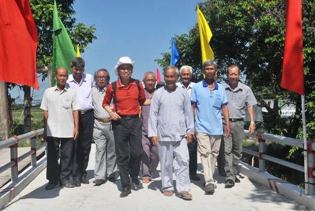 Niềm vui ngày khánh thành cầu Dân trí thứ 12 tại Đồng Tháp - 14
Tổng biên tập báo Dân trí Phạm Huy Hoàn cùng quý đại biểu và các cụ cao niên vui mừng đi qua cầu mới mang tên Dân trí