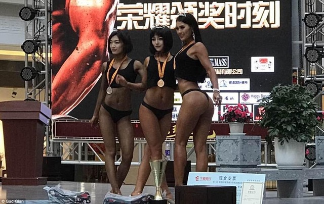 Nỗi khổ của “Nữ hoàng vòng 3” mỗi khi xuống phố - 6 Gao Qian (giữa) chụp hình với hai người đẹp về nhì và về ba tại cuộc thi.