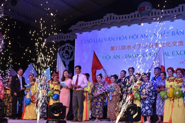 Ấn tượng đêm khai mạc giao lưu văn hóa Hội An - Nhật Bản - 17 Tổng kết trao hoa đêm khai mạc