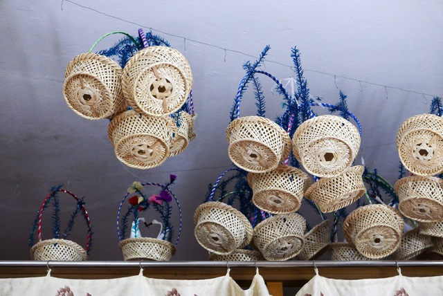 Người làm thiên nga bông cuối cùng ở phố cổ Hà Nội - 10
Căn nhà của bà Tâm trên gác phố cổ Hà Nội khá chật, dịp rằm tháng Tám, giỏ thiên nga bông treo khắp nơi.