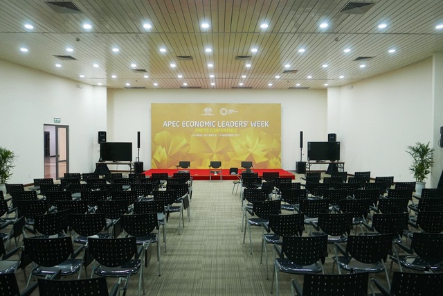 Bên trong Trung tâm báo chí APEC có sức chứa 3.000 người - 10
Hai phòng họp báo nhỏ hơn cũng được bố trí trên tầng 2.