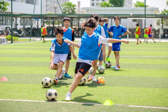Chuỗi hành trình trải nghiệm sống động tại Trại hè Vinschool 2017 - 3 Trại hè Vinschool có nhiều hoạt động thể thao giúp học sinh vui chơi, rèn luyện thể lực.