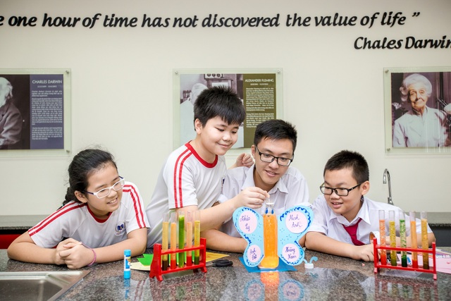 Chuỗi hành trình trải nghiệm sống động tại Trại hè Vinschool 2017 - 2 Học sinh được khám phá khoa học công nghệ, trải nghiệm nghề nghiệp... giúp phát huy khả năng sáng tạo và xây dựng định hướng công việc tương lai.
