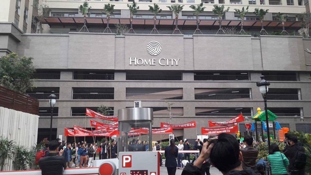 Bùng nổ hàng loạt tranh chấp tại các chung cư mới bàn giao - 1 Cư dân tại Home City bức xúc khi chủ đầu tư bịt lối đi chính, bắt cư dân đi một lối đi phụ không có địa chỉ rõ ràng.