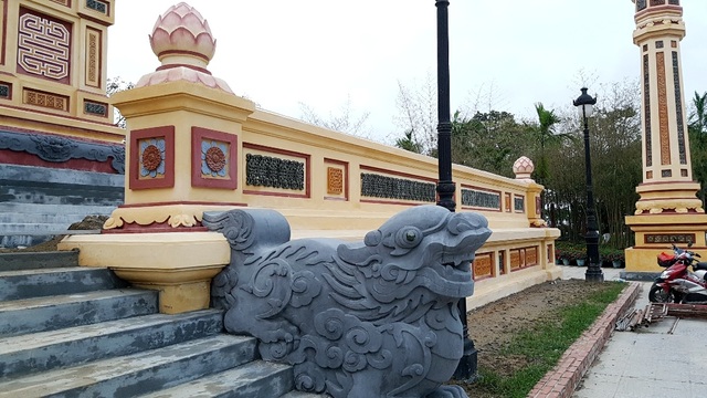Vụ trùng tu bia cổ Quốc học: Điều chỉnh lại màu sắc và một số họa tiết trên bia - 2 Một số hạng mục tại Bia Quốc Học sau khi trùng tu