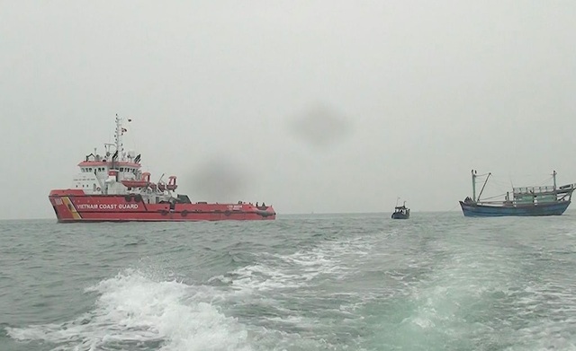 Tàu cứu hộ Cảnh sát biển lai dắt tàu cá gặp nạn trên biển.