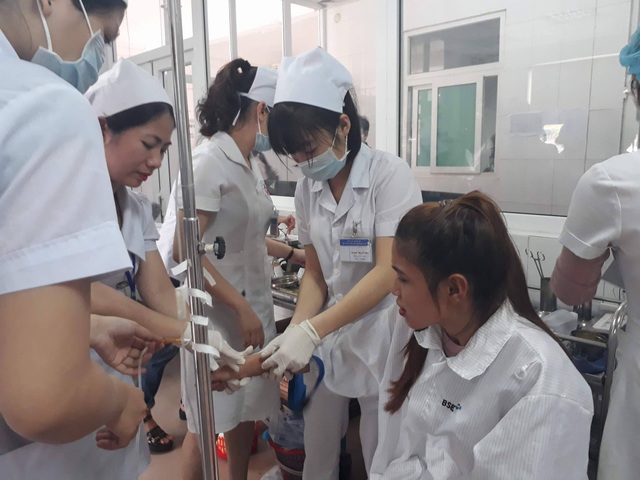 Hơn 40 công nhân nhập viện cấp cứu vì ngộ độc - 7 Các bác sỹ tiến hành cấp cứu cho các công nhân.