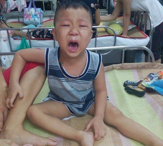 Xót xa hai chị gái phải bỏ học kiếm tiền phụ bố mẹ cứu em trai bị ung thư máu - 1 4 tuổi, Anh Hào đã có thâm niên nằm viện gần 2 năm trời