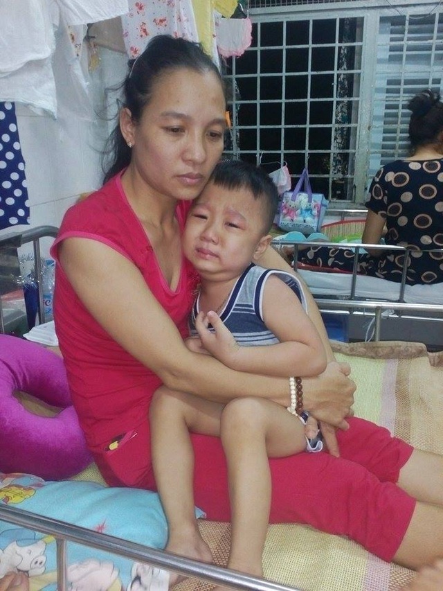 Xót xa hai chị gái phải bỏ học kiếm tiền phụ bố mẹ cứu em trai bị ung thư máu - 4 Những đêm ôm con dỗ dành khi con đau đớn vì thuốc hành hạ, chị không biết là mình có thể vượt qua giai đoạn khó khăn này hay không