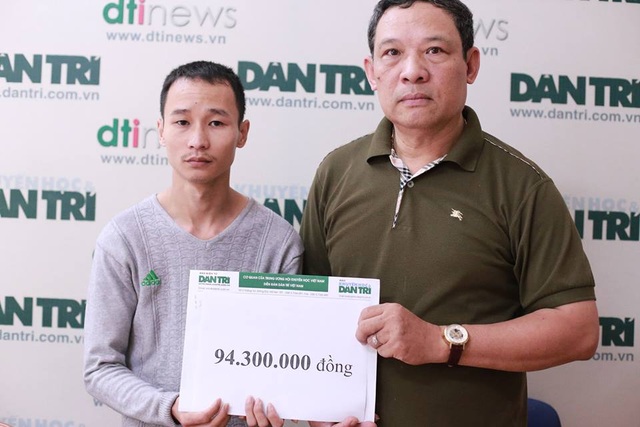 Hơn 94 triệu đồng đến với gia đình sản phụ Đông đã tử vong - 2 Qua quỹ Nhân Ái của báo điện tử Dân trí, anh Chinh nhận số tiền 94.300.000 đồng để tiếp tục việc điều trị và chăm sóc con gái.