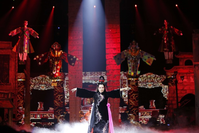 Diva Mỹ Linh bị run và căng thẳng khi song ca với NSƯT Tấn Minh - 6 Tiết mục Hoá mã của NSƯT Thanh Thanh Hiền.
