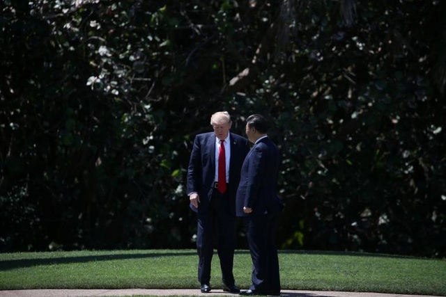 6 tháng đầu tiên đầy "sóng gió" của Tổng thống Trump tại Nhà Trắng - 8
Ông Trump tiếp đón Chủ tịch Trung Quốc Tập Cận Bình tại khu nghỉ dưỡng Mar-a-Lago ngày 7/4/2017. (Ảnh: Reuters)