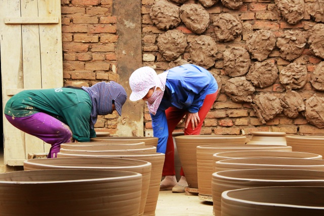 Ninh Bình: Làng gốm đỏ lửa phục vụ Tết Nguyên Đán Đinh Dậu - 15
Chị Lan - một thợ gốm chia sẻ, nhờ theo nghề gốm mà gia đình chị có thu nhập ổn định. Vào tháng Tết thì thu nhập cao hơn. Nghề này cũng có lúc tưởng chừng mình phải bỏ nghề những rồi vẫn được thị trường ưa chuộng, giàu thì không giàu được, thu nhập cũng ổn định, mỗi tội bẩn tay suốt ngày - người phụ nữ gần 40 tuổi chia sẻ.