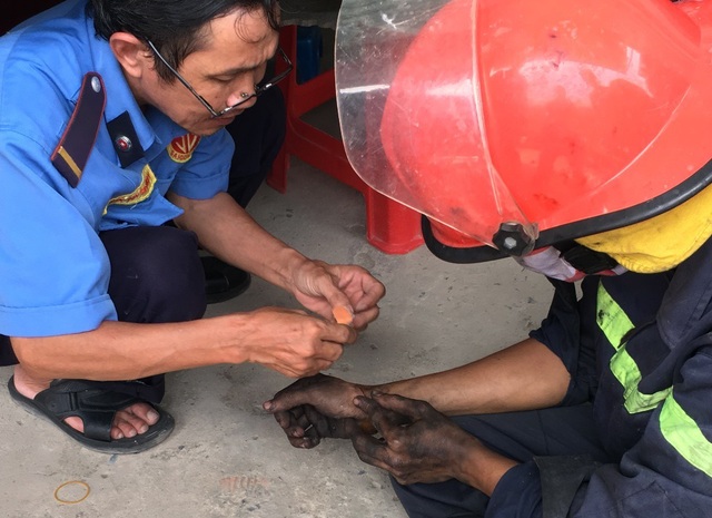 Vụ cháy công ty nhựa ở TPHCM: Hàng chục hộ dân phải "màn trời chiếu đất" - 19
Một chiến sĩ PCCC trong khi tác nghiệp đã bị tôn cắt vào tay một vết khá sâu, đã được người dân sơ cứu.