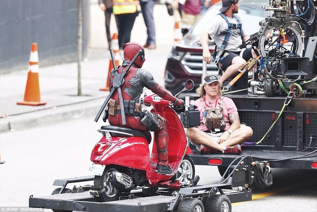 Nữ diễn viên đóng thế thiệt mạng trong cảnh đua mô-tô - 7 Trên phim trường “Deadpool”, nam chính Ryan Reynolds thường điều khiển chiếc Vespa đỏ, nhưng khi phải thực hiện những cảnh phim nguy hiểm, anh sẽ có diễn viên đóng thế đảm nhận giúp.