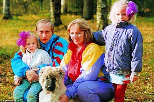 Ảnh hiếm của Tổng thống Putin thời trẻ - 14
Một bức ảnh của gia đình ông Putin vào khoảng đầu những năm 1990.