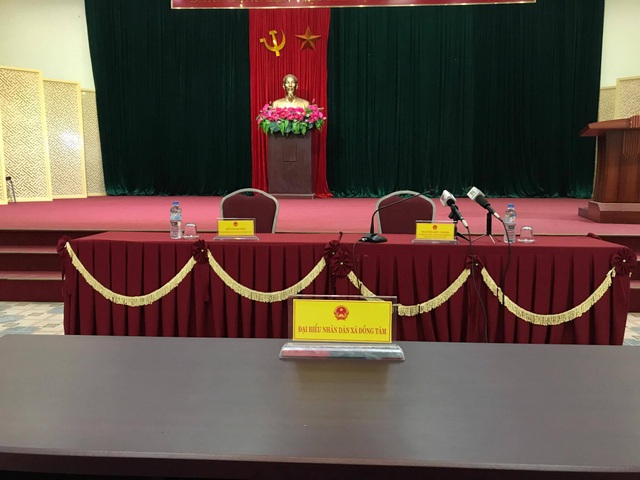 Chủ tịch Hà Nội hẹn tiếp tục chờ đối thoại với nhân dân Đồng Tâm - 8
Hội trường buổi đối thoại đã chuẩn bị sẵn sàng nhưng bà con xã Đồng Tâm không có mặt. (Ảnh: Quang Phong)