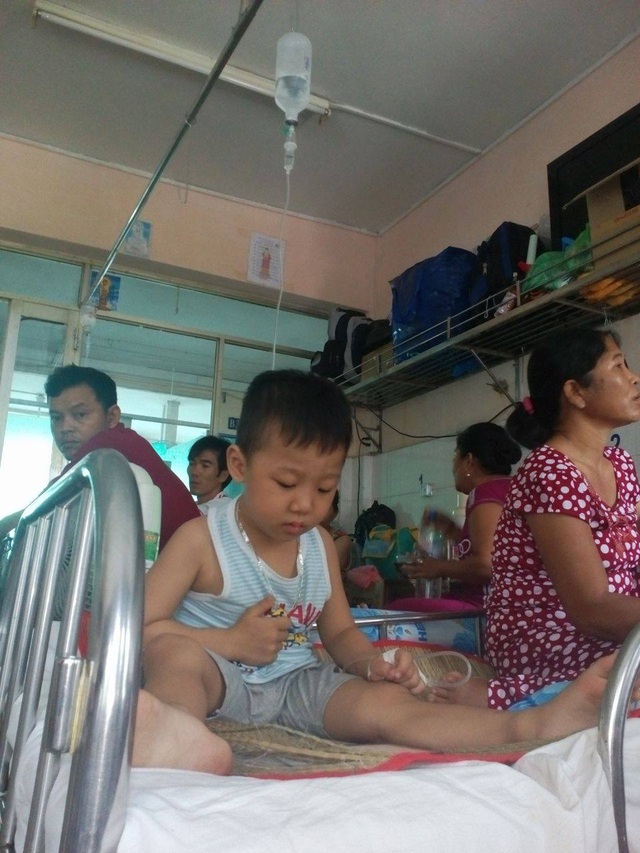 Xót xa hai chị gái phải bỏ học kiếm tiền phụ bố mẹ cứu em trai bị ung thư máu - 3 Hào phát bệnh hiểm nghèo khiến gia đình chị Thủy thêm kiệt quệ