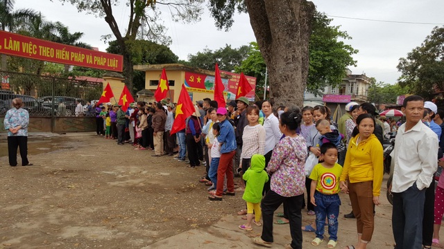 Chủ tịch Hà Nội hứa giải quyết bức xúc, dân Đồng Tâm phấn khởi thỏa lòng - 18
Người dân tập trung kín phía ngoài trụ sở UBND xã, nơi sắp diễn ra buổi đối thoại.