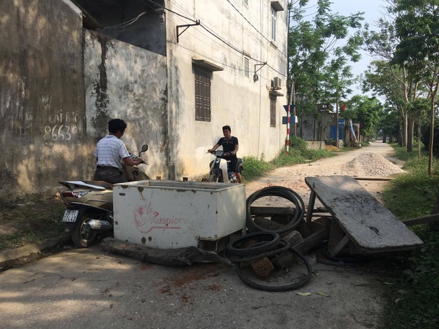 Chủ tịch Hà Nội hẹn tiếp tục chờ đối thoại với nhân dân Đồng Tâm - 13
Một trong những lối vào thôn Hoành, xã Đồng Tâm bị hạn chế bằng chướng ngại vật (Ảnh chụp chiều 20/4). (Ảnh: Tuấn Hợp)