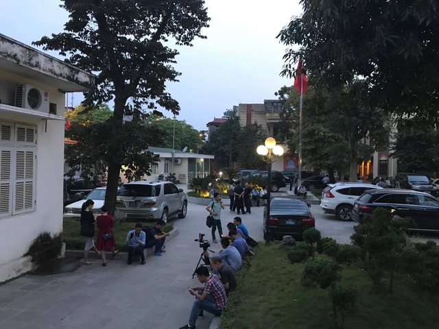 Chủ tịch Hà Nội hẹn tiếp tục chờ đối thoại với nhân dân Đồng Tâm - 5
Trời đã sẩm tối, ngoài sân Huyện ủy Mỹ Đức vẫn rất đông người chờ đợi buổi đối thoại diễn ra. (Ảnh: Quang Phong)