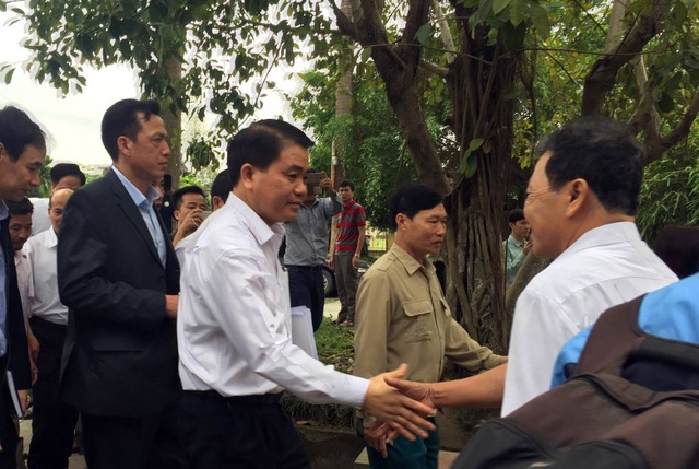 
Chủ tịch Hà Nội vui vẻ bắt tay đại diện lãnh đạo, nhân dân xã Đồng Tâm.
