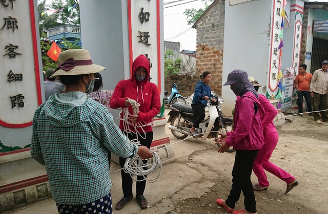 Dân Đồng Tâm chính thức thả 19 chiến sĩ - 2
Người dân tháo dỡ các dây chăng chắn ở cổng làng.