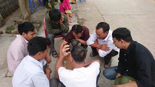 Dân Đồng Tâm chính thức thả 19 chiến sĩ - 3
Cuộc sống yên bình thường nhật nhanh chóng trở lại với người dân nơi đây. Trong ảnh, một nhóm đàn ông trong làng say sưa bên bàn cờ ngay sau khi việc thả người kết thúc.