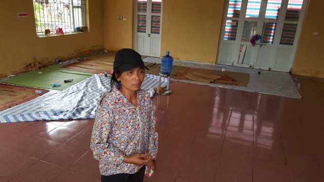 Dân Đồng Tâm chính thức thả 19 chiến sĩ - 4
Một phụ nữ thôn Hoành đứng trong lòng nhà văn hóa thôn, nơi trước đó vừa giữ 19 CSCĐ. Ghi nhận tại đây khá sạch sẽ, hoàn toàn không có mùi xăng.