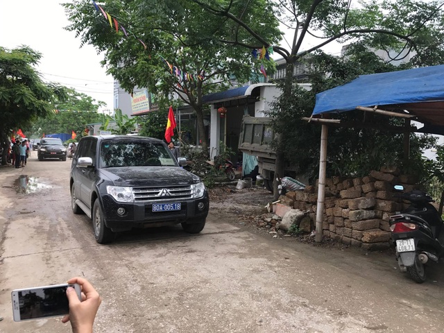 Chủ tịch Hà Nội hứa giải quyết bức xúc, dân Đồng Tâm phấn khởi thỏa lòng - 23
Đoàn xe của Chủ tịch TP và đại diện các cơ quan trung ương về đến đầu làng.