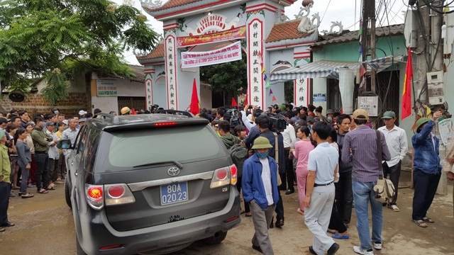 Chủ tịch Hà Nội hứa giải quyết bức xúc, dân Đồng Tâm phấn khởi thỏa lòng - 14 Chủ tịch Hà Nội hứa giải quyết bức xúc, dân Đồng Tâm phấn khởi thỏa lòng - 14