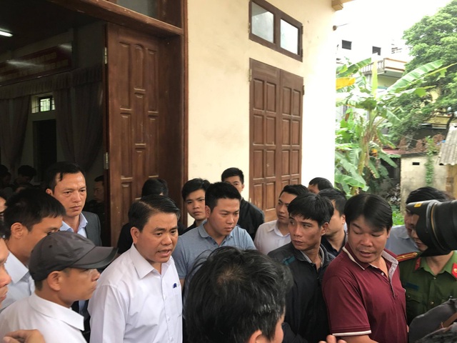 Chủ tịch Hà Nội hứa giải quyết bức xúc, dân Đồng Tâm phấn khởi thỏa lòng - 2
Kết thúc buổi đối thoại, ông Nguyễn Đức Chung cam đoan sẽ là người chỉ đạo để giải quyết những vấn đề bức xúc của người dân Đồng Tâm một cách công tâm, công bằng nhất.