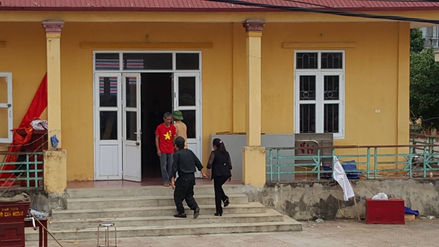 Dân Đồng Tâm chính thức thả 19 chiến sĩ - 12
Thượng tá Phạm Văn Trung - Phó trung đoàn trưởng Trung đoàn CSCĐ cùng bà Nguyễn Thị Lan - Bí thư Đảng ủy xã Đồng Tâm vào nơi giữ các chiến sĩ.
