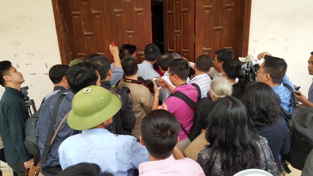 Chủ tịch Hà Nội hứa giải quyết bức xúc, dân Đồng Tâm phấn khởi thỏa lòng - 13
Rất đông người dân và các phóng viên không được vào trong hội trường, đã tập trung kín ngoài cánh cửa hội trường để nắm bắt thông tin. Loa truyền thanh xã phát đi thông báo, cuộc đối thoại sẽ được phát trực tiếp trên loa cho toàn thể nhân dân theo dõi.