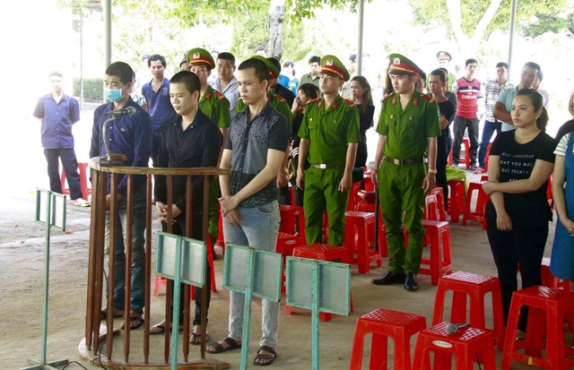 Nhóm thanh niên cướp tiệm vàng giữa ban ngày lãnh án - 1 Các bị cáo tại tòa