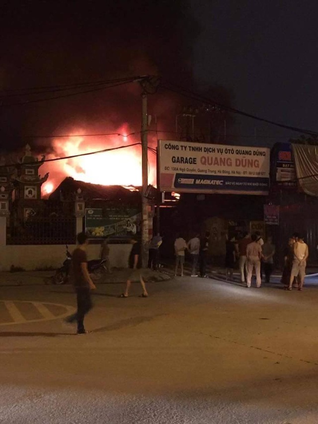 Hà Nội: Gara ô tô rộng hàng trăm mét vuông bốc cháy dữ dội - 3 Hà Nội: Gara ô tô rộng hàng trăm mét vuông bốc cháy dữ dội - 3