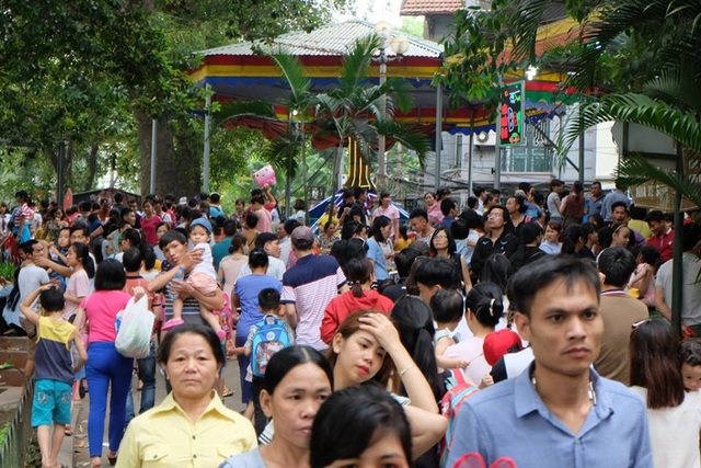 Nhìn lại những hình ảnh đông “nghẹt thở” dịp lễ 30/4 – 1/5 - 10 Tại Hà Nội, các khu vui chơi, công viên đều trong tình trạng đông đến nghẹt thở. Công viên Thủ Lệ quá tải về lượng người đến tham quan. Biển người chen nhau đặc kín, gần như không có một chỗ trống. (Ảnh: Hà Trang)