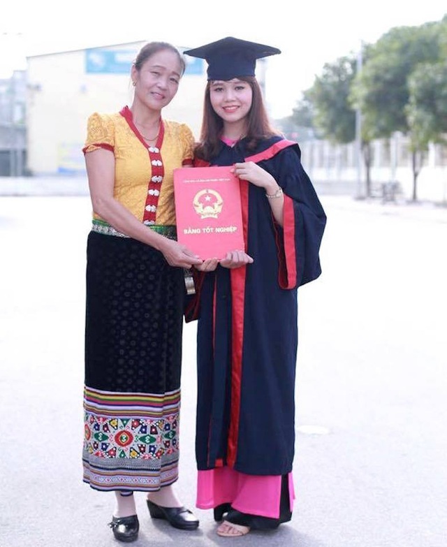 Một gia đình nghèo người Thái có 3 con gái học đại học - 2
Pay Thị Hà chụp ảnh kỷ yếu cùng mẹ.