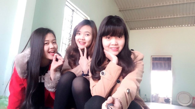 Một gia đình nghèo người Thái có 3 con gái học đại học - 1 Ba chị em Huyền, Hà và Hương.