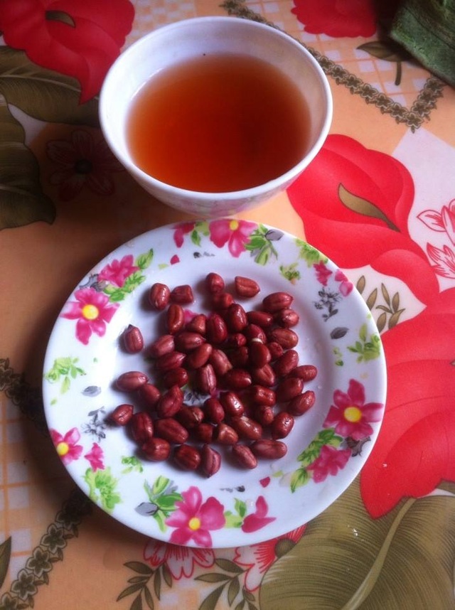 Hoang mang lạc đỏ Trung Quốc phai màu như nhuộm phẩm - 3 Lạc đỏ Việt Nam khi ngâm nước cũng phai màu nhưng vỏ lạc vẫn giữ được màu đỏ tươi bên ngoài. (Ảnh: Ts Vũ Thoại cung cấp)
