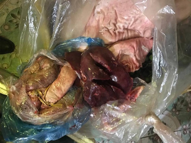 Hơn 2 tạ sản phẩm động vật không giấy tờ trên xe khách suýt qua mặt cơ quan chức năng - 1 Số nội tạng động vật được CSGT bắt giữ và bàn giao cho Thú y Diễn Châu xử lý.
