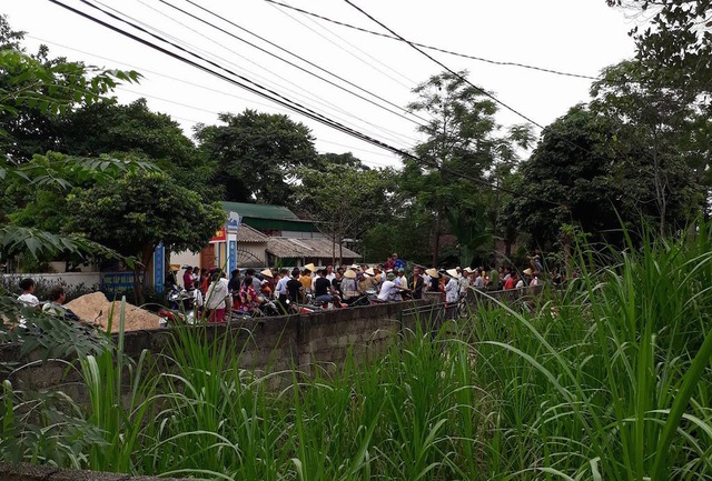 Tạm dừng công tác hiệu trưởng, hiệu phó trường mầm non nghi dùng “gà dịch” cho học sinh ăn - 2 Hàng trăm người dân kéo đến Trường mầm non phản đối sự việc.
