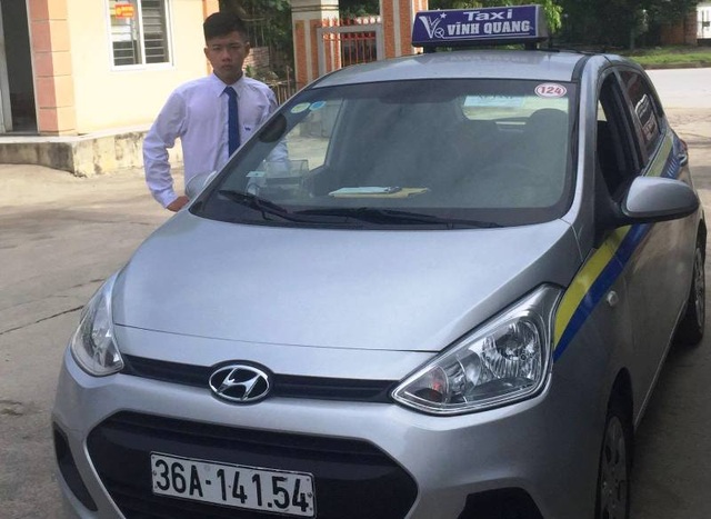 Tường trình của tài xế taxi mở toang 2 cánh cửa khi lái xe - 1 Chiếc xe taxi do anh Đạt điều khiển