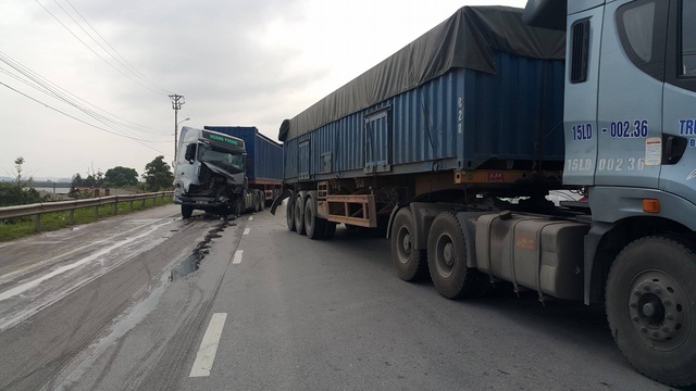 Container không làm chủ tốc độ, tông vào đuôi xe trước, giao thông ùn tắc - 1 Chiếc xe container do không làm chủ tốc độ đã tông thẳng vào đuôi xe container chạy phía trước