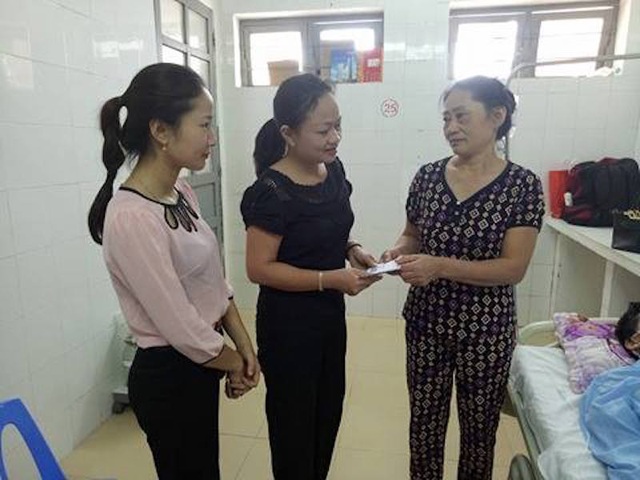 Hơn 62 triệu đồng đến với chàng trai hơn 6 tháng hôn mê chưa tỉnh - 6 Cô Phạm Hiền Lương - Hiệu trưởng Trường Mầm non Hưng Đạo cùng cô Thùy đại diện Ban chấp hành công đoàn nhà trường đã đến thăm hỏi động viên và trao số tiền 1.000.000đ ủng hộ của tập thể cán bộ, giáo viên nhà trường cho bà Trần Thị Tam mẹ của em Đạt.